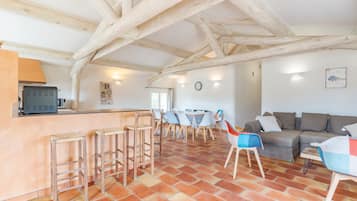 Télévision, lecteur de DVD, table de tennis de table