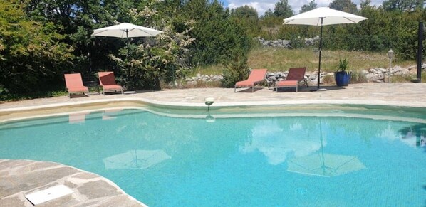 A swimming pool with lounge chairs and umbrellas. - La Buisse - Les 2 Gites: Mountain View, Shared Terrace & Wi-Fi (Simiane-la-Rotonde)