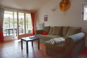 Televisio, DVD-soitin, pöytätennispöytä