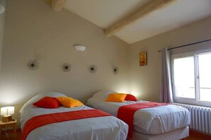 6 makuuhuonetta, silitysrauta/-lauta, ilmainen Wi-Fi, vuodevaatteet