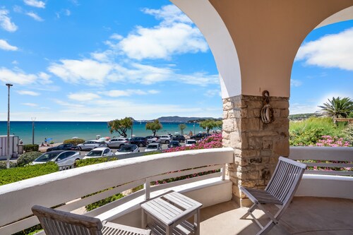 Villa 'Magnifique  Plage À 20m' with Sea View, Private Terrace and Wi-Fi