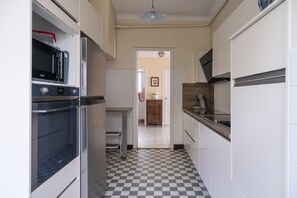 Køleskab, mikrobølgeovn, ovn, kogeplade