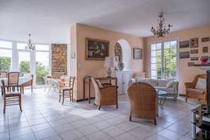 TV, fireplace - Villa 'Magnifique Plage À 20m' with Sea View, Private Terrace and Wi-Fi (Saint-Cyr-sur-Mer)