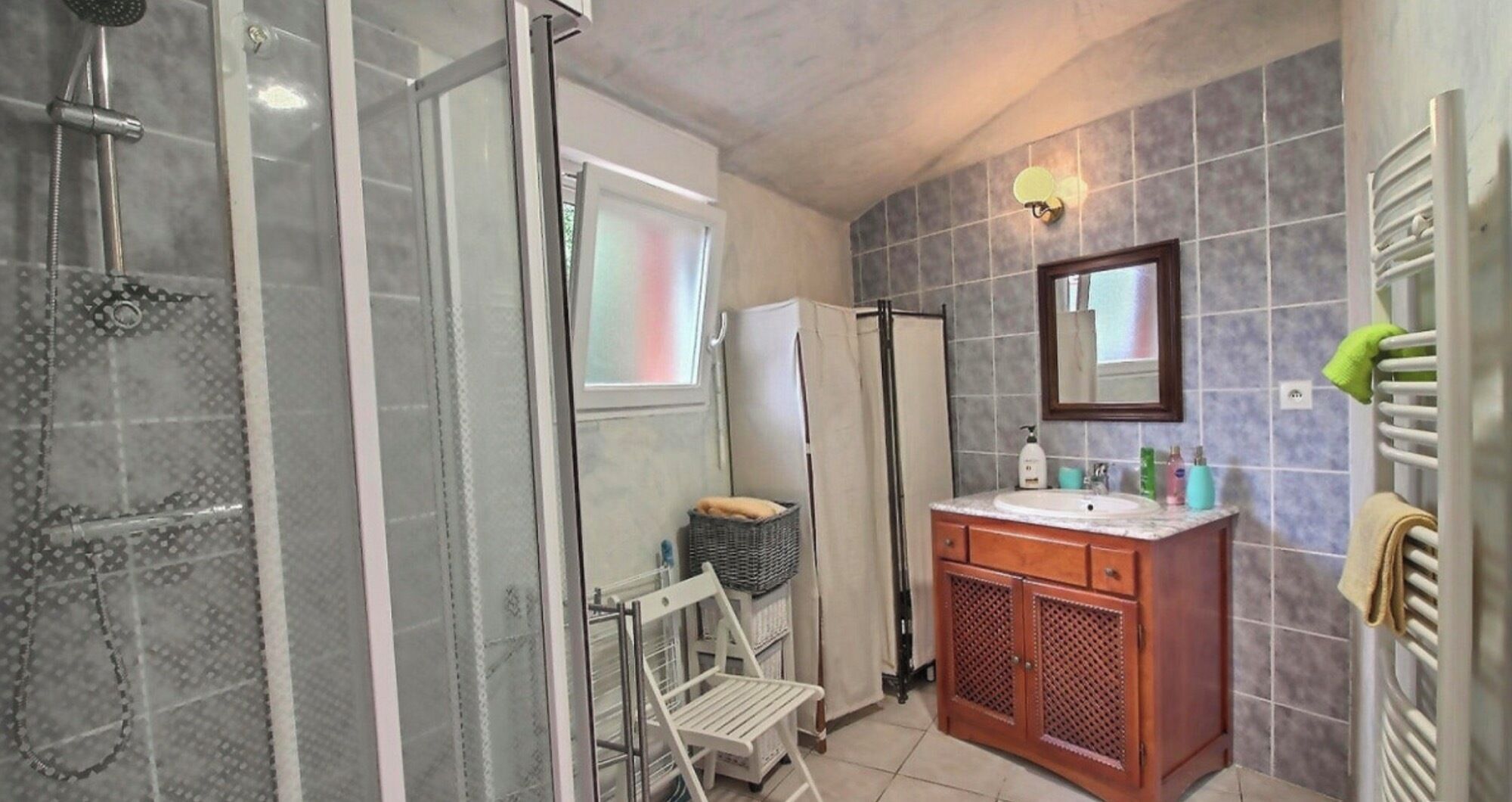 Shower, hair dryer, towels