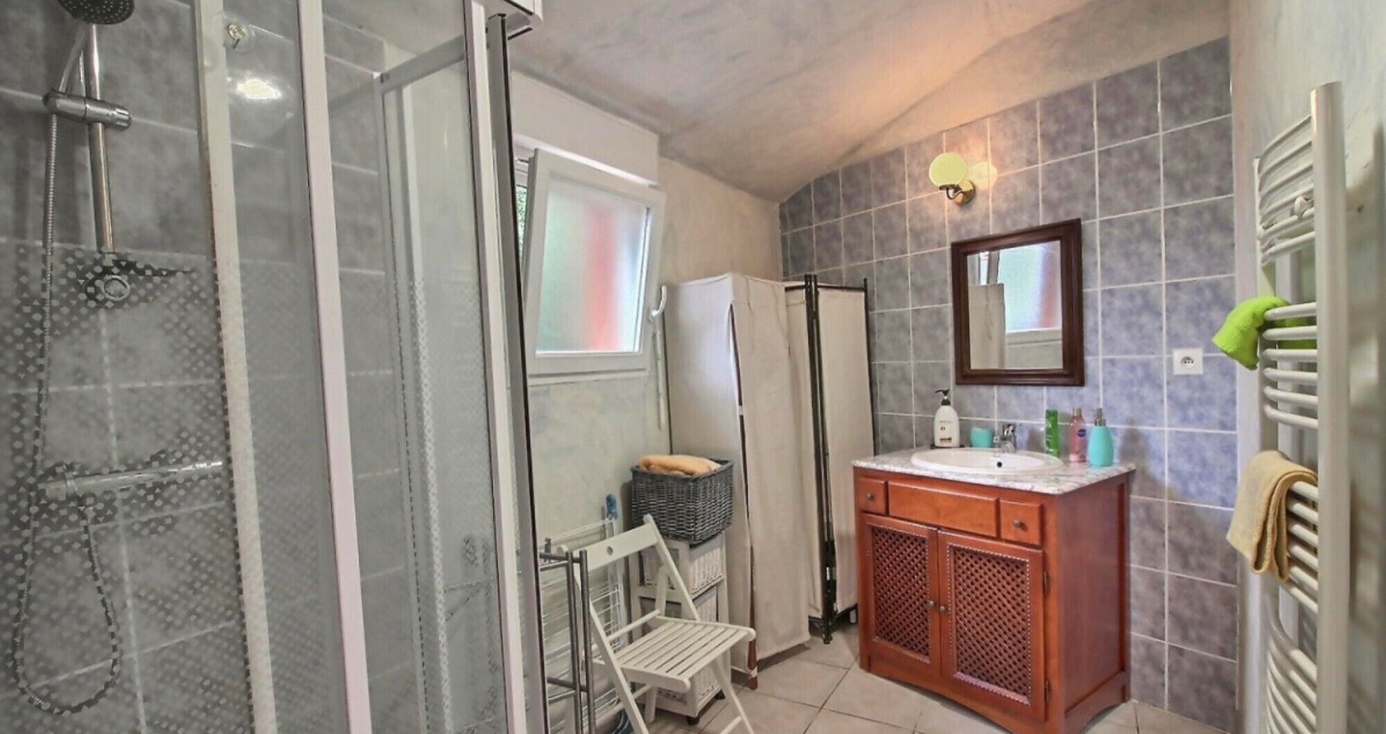 Shower, hair dryer, towels