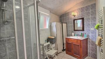 Shower, hair dryer, towels