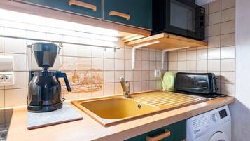 Réfrigérateur, micro-ondes, plaque de cuisson, cafetière/bouilloire
