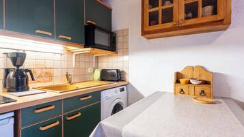 Micro-ondes, four, plaque de cuisson, cafetière/bouilloire