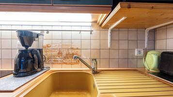 Micro-ondes, four, plaque de cuisson, cafetière/bouilloire