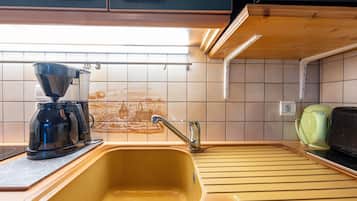 Réfrigérateur, micro-ondes, plaque de cuisson, cafetière/bouilloire