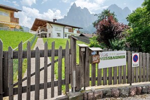 A wooden fence with a sign indicating a private villa named 'Villa Nussbaumer.' - Apartment 'Villa Nussbaumer B' with Mountain View, Private Terrace and Wi-Fi (Siusi allo Sciliar)