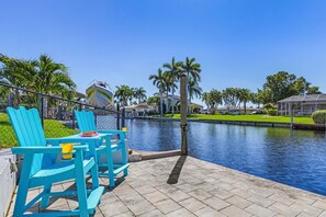 Outdoor dining - Direct Gulf Access, Large Heated Pool, and Pet-Friendly! - Villa Paws in Paradise - Roelens (Cape Coral)