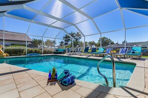 A heated pool - Direct Gulf Access, Large Heated Pool, and Pet-Friendly! - Villa Paws in Paradise - Roelens (Cape Coral)