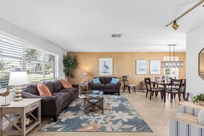 Smart TV - Direct Gulf Access, Large Heated Pool, and Pet-Friendly! - Villa Paws in Paradise - Roelens (Cape Coral)