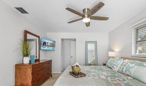 3 bedrooms, iron/ironing board, free WiFi, bed sheets - Direct Gulf Access, Large Heated Pool, and Pet-Friendly! - Villa Paws in Paradise - Roelens (Cape Coral)