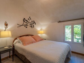 2 makuuhuonetta, silitysrauta/-lauta, ilmainen Wi-Fi, vuodevaatteet