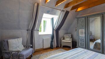 3 bedrooms, iron/ironing board, free WiFi, bed sheets