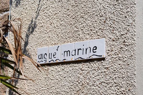A sign with the text 'digue marine' on a textured wall.