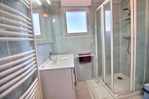 Dusche, Haartrockner, Handtücher