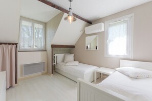 4 bedrooms, iron/ironing board, free WiFi, bed sheets
