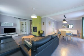 Télévision, lecteur de DVD, table de tennis de table