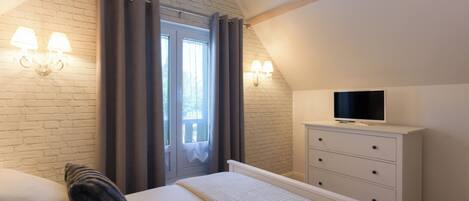 1 bedroom, iron/ironing board, bed sheets