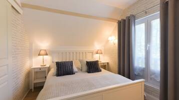 1 habitación, tabla de planchar con plancha y ropa de cama