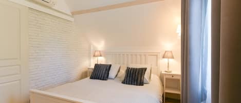 1 habitación, tabla de planchar con plancha y ropa de cama