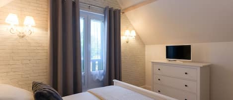 1 bedroom, iron/ironing board, bed sheets