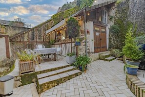 Outdoor dining - Holiday Home 'Maison Dans Le Centre Historique' with Terrace and Wi-Fi (Terrasson-Lavilledieu)