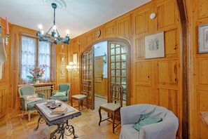 Interior - Holiday Home 'Maison Dans Le Centre Historique' with Terrace and Wi-Fi (Terrasson-Lavilledieu)