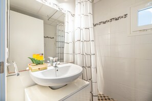 Douche, sèche-cheveux, serviettes fournies