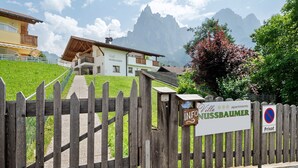 Una valla de madera con un letrero que indica una villa privada llamada 'Villa Nussbaumer'.