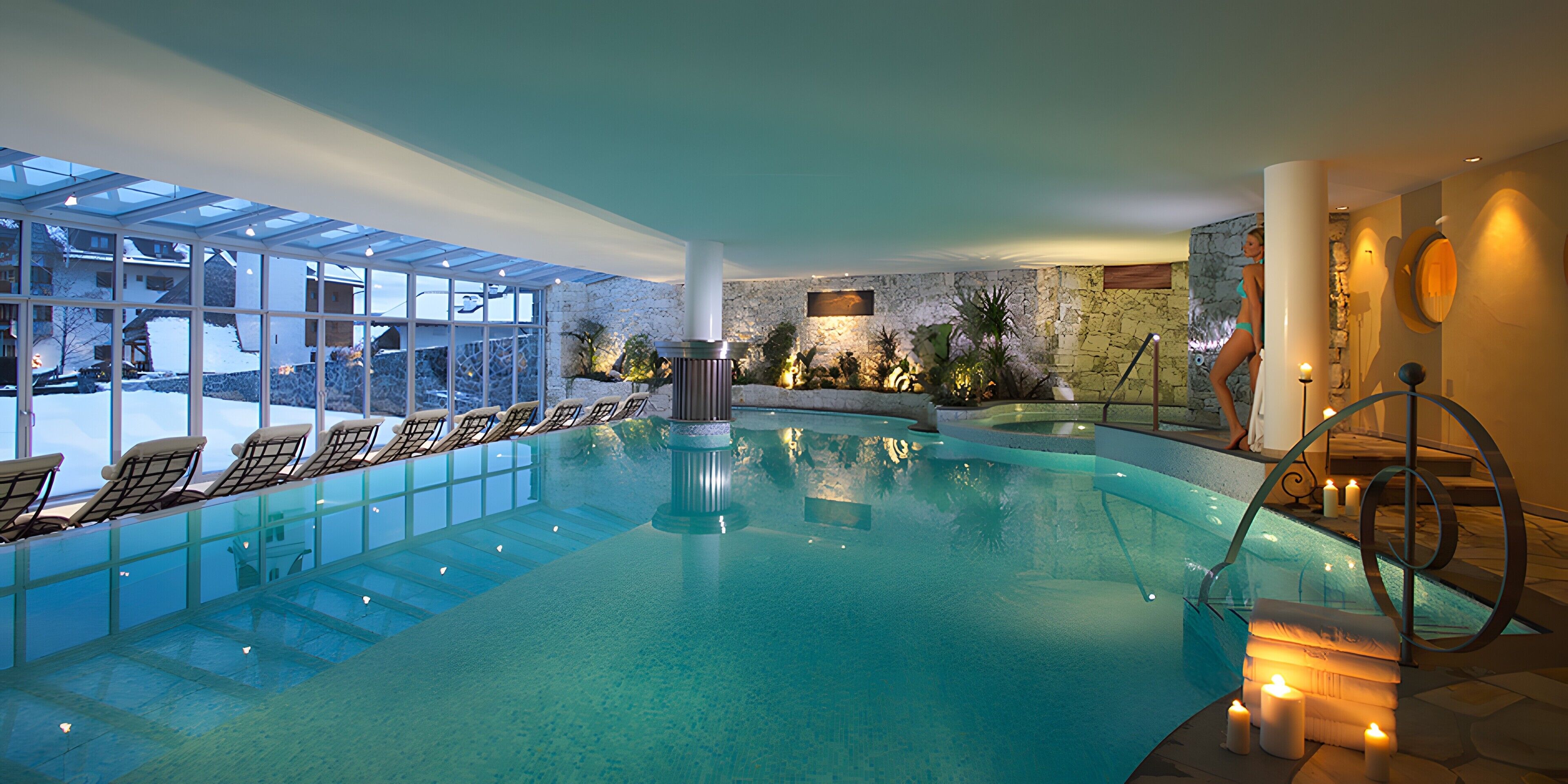 Una piscina cubierta, una piscina climatizada