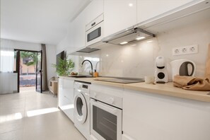 Refrigerador, microondas, cafetera y tetera y periquera 