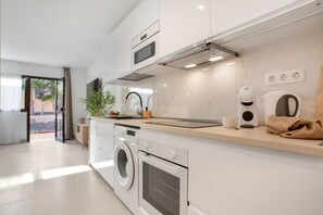 Kühlschrank, Mikrowelle, Wasserkocher mit Kaffee-/Teezubehör, Hochstuhl