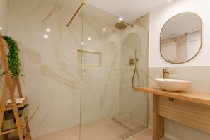 Shower, hair dryer, towels