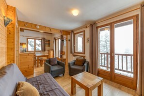TV - Apartment 'Souveraine 3 Charmant Appartement' with Mountain View, Balcony and Wi-Fi (Villard-Reculas)