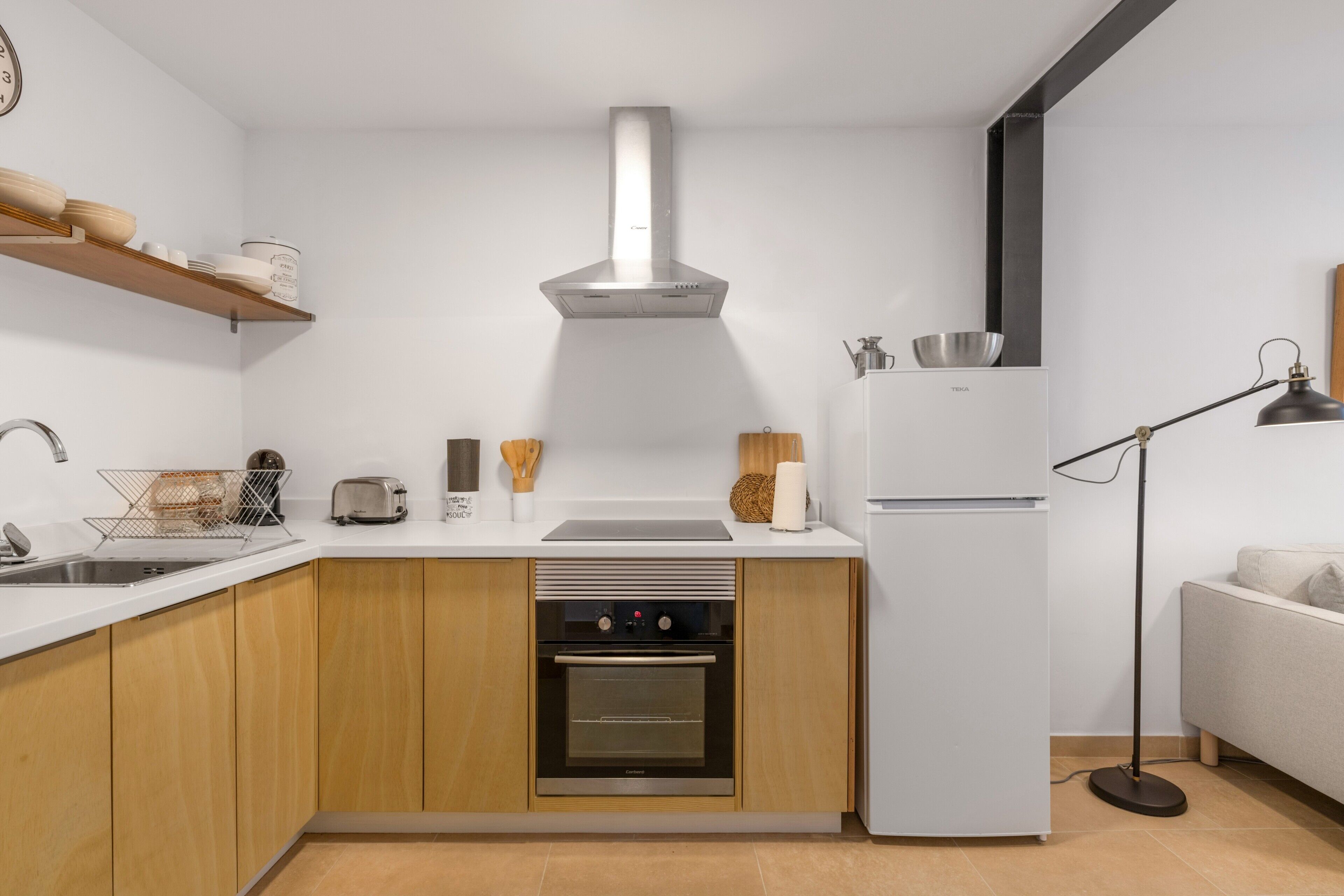 Frigorifero, microonde, forno, piano cottura