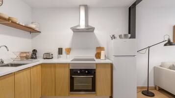 Frigorifero, microonde, forno, piano cottura