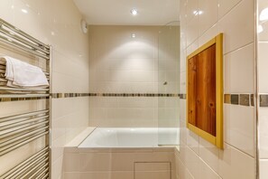 Een douche, een haardroger, handdoeken