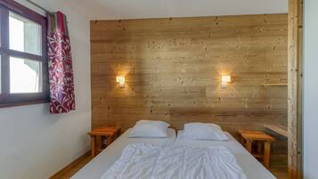 2 sovrum, strykjärn/strykbräda och sängkläder