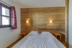 2 dormitorios, tabla de planchar con plancha, ropa de cama