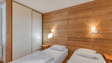 2 slaapkamers, een strijkplank/strijkijzer, beddengoed