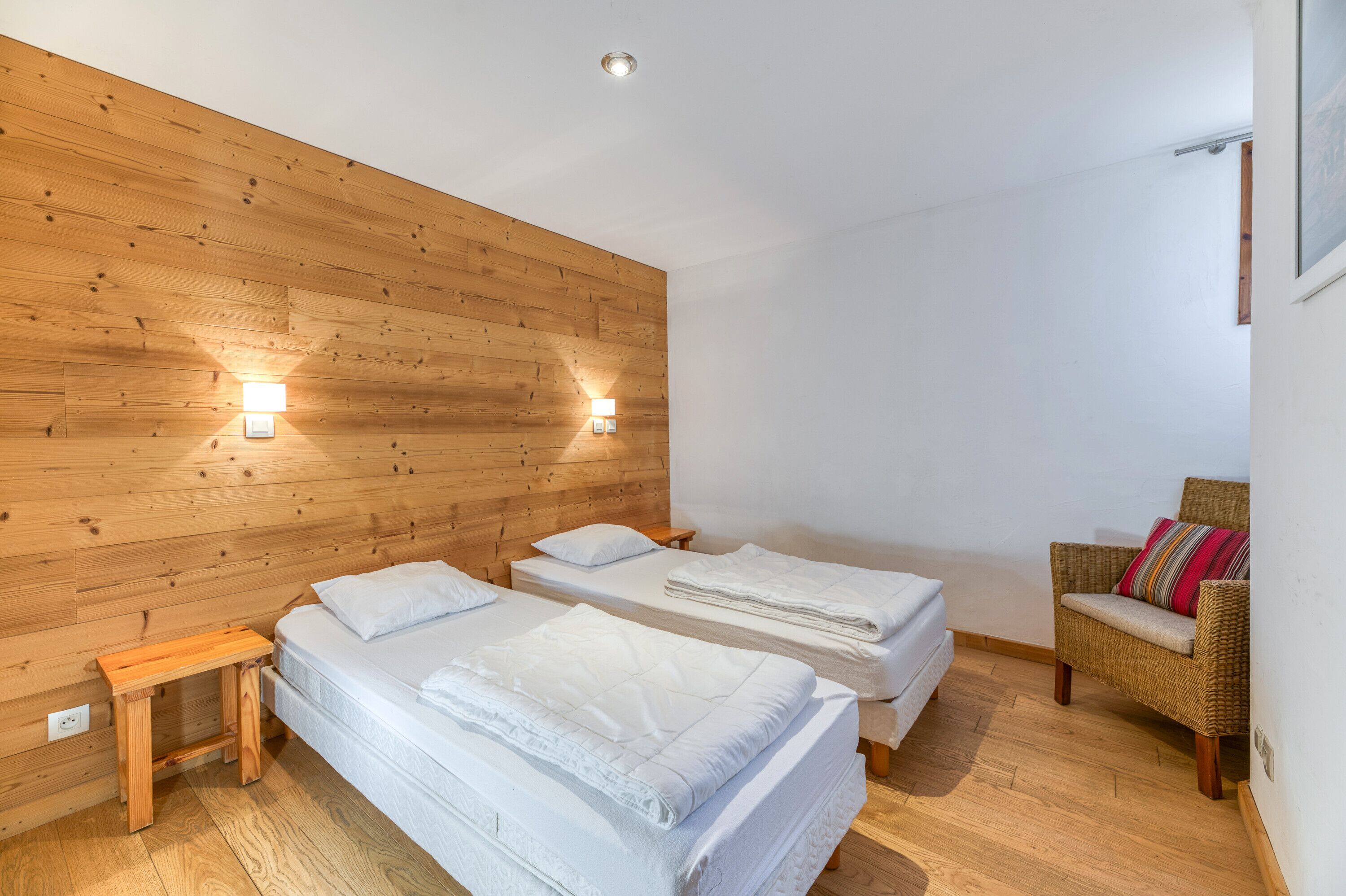 2 bedrooms, iron/ironing board, bed sheets