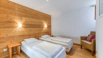 2 slaapkamers, een strijkplank/strijkijzer, beddengoed