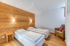 2 bedrooms, iron/ironing board, bed sheets