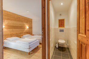 Ducha, secador de pelo y toallas