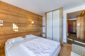 2 dormitorios, tabla de planchar con plancha, ropa de cama