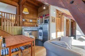 Interior - Apartment 'Regain 8' with Mountain View and Balcony (Villard-Reculas)